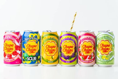Kyiv, Ukrayna - 24 Mayıs 2025: Alkolsüz, farklı aromalı, beyaz arka plandaki teneke kutularda farklı aromalı, alkolsüz Chupa Chups seti. Tropik yaz ferahlatıcı içecek konsepti