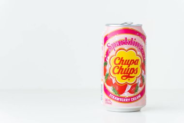 Kyiv, Ukrayna - 24 Mayıs 2025: Chupa Chups alkolsüz, köpüksüz, beyaz arka plandaki teneke kutuda çilekli meşrubat. Tropik yaz ferahlatıcı içecek konsepti