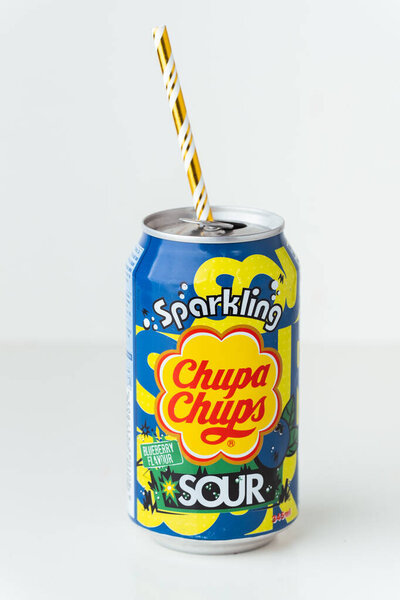 Киев, Украина - 24 мая 2025 года: безалкогольный игристый безалкогольный напиток Chupa Chups со вкусом черники в жестяной банке на белом фоне. Тропическая концепция летнего освежающего напитка