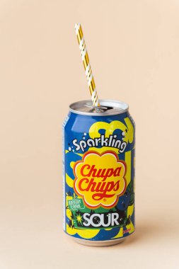 Kyiv, Ukrayna - 24 Mayıs 2025: Chupa Chups alkolsüz, köpüksüz, bej arka planda bir teneke kutuda yabanmersini aromalı meşrubat. Tropik yaz ferahlatıcı içecek konsepti