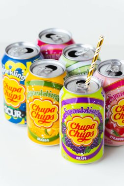Kyiv, Ukrayna - 24 Mayıs 2025: Alkolsüz, farklı aromalı, beyaz arka plandaki teneke kutularda farklı aromalı, alkolsüz Chupa Chups seti. Tropik yaz ferahlatıcı içecek konsepti