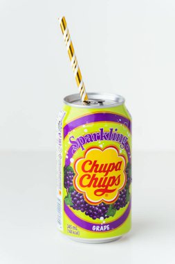 Kyiv, Ukrayna - 24 Mayıs 2025: Chupa Chups alkolsüz köpüksüz üzüm aromalı meşrubat beyaz arka planda bir teneke kutuda. Tropik yaz ferahlatıcı içecek konsepti