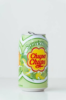 Kyiv, Ukrayna - 24 Mayıs 2025: Chupa Chups alkolsüz köpüksüz kavun aromalı meşrubat beyaz arka planda bir teneke kutuda. Tropik yaz ferahlatıcı içecek konsepti