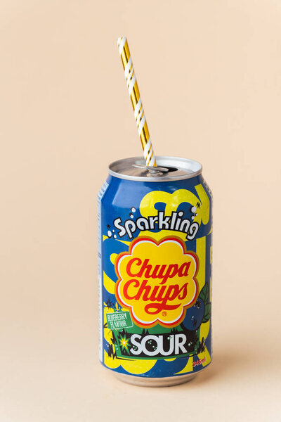 Киев, Украина - 24 мая 2025 года: безалкогольный игристый безалкогольный безалкогольный напиток Chupa Chups со вкусом черники в жестяной банке на бежевом фоне. Тропическая концепция летнего освежающего напитка