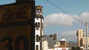 Santa Cruz de Tenerife, Kanarya Adaları 'nda çan kulesi olan eski bir Katolik kilisesi. Tropikal ülkede eski şehir manzarası