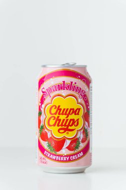 Kyiv, Ukrayna - 24 Mayıs 2025: Chupa Chups alkolsüz, köpüksüz, beyaz arka plandaki teneke kutuda çilekli meşrubat. Tropik yaz ferahlatıcı içecek konsepti