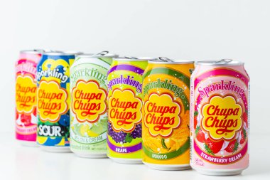 Kyiv, Ukrayna - 24 Mayıs 2025: Alkolsüz, farklı aromalı, beyaz arka plandaki teneke kutularda farklı aromalı, alkolsüz Chupa Chups seti. Tropik yaz ferahlatıcı içecek konsepti