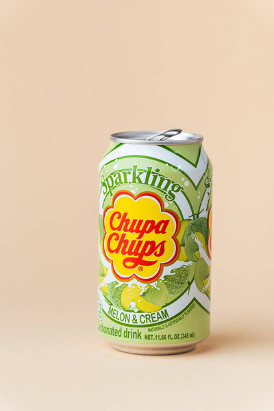 Киев, Украина - 24 мая 2025 года: безалкогольный безалкогольный безалкогольный напиток Chupa Chups со вкусом дыни в жестяной банке на бежевом фоне. Тропическая концепция летнего освежающего напитка