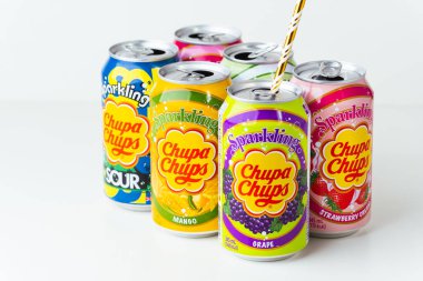 Kyiv, Ukrayna - 24 Mayıs 2025: Alkolsüz, farklı aromalı, beyaz arka plandaki teneke kutularda farklı aromalı, alkolsüz Chupa Chups seti. Tropik yaz ferahlatıcı içecek konsepti