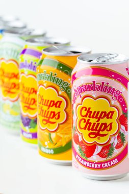 Kyiv, Ukrayna - 24 Mayıs 2025: Alkolsüz, farklı aromalı, beyaz arka plandaki teneke kutularda farklı aromalı, alkolsüz Chupa Chups seti. Tropik yaz ferahlatıcı içecek konsepti