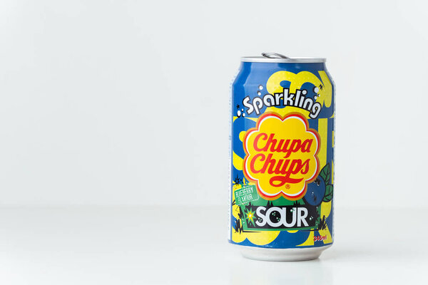 Киев, Украина - 24 мая 2025 года: безалкогольный игристый безалкогольный напиток Chupa Chups со вкусом черники в жестяной банке на белом фоне. Тропическая концепция летнего освежающего напитка