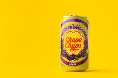 Kyiv, Ukrayna - 19 Temmuz 2025: Chupa Chups, sarı arka plandaki teneke kutuda alkolsüz köpüklü üzüm aromalı meşrubat. Tropik yaz ferahlatıcı içecek konsepti