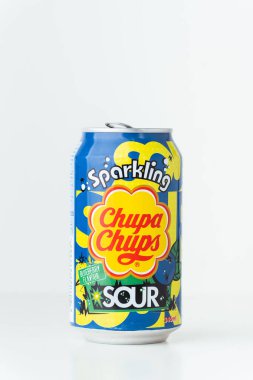 Kyiv, Ukrayna - 24 Mayıs 2025: Chupa Chups alkolsüz, köpüksüz, beyaz arka planda bir teneke kutuda yabanmersini aromalı meşrubat. Tropik yaz ferahlatıcı içecek konsepti