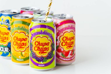 Kyiv, Ukrayna - 24 Mayıs 2025: Alkolsüz, farklı aromalı, beyaz arka plandaki teneke kutularda farklı aromalı, alkolsüz Chupa Chups seti. Tropik yaz ferahlatıcı içecek konsepti