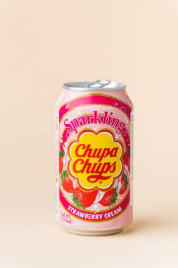 Kyiv, Ukrayna - 24 Mayıs 2025: Chupa Chups alkolsüz köpüklü çilek aromalı meşrubat bej arka planda bir teneke kutuda. Tropik yaz ferahlatıcı içecek konsepti