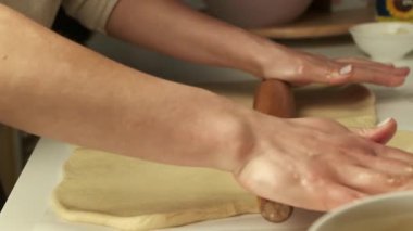 Hamur işi şefi hamur işini merdaneyle yapıyor.