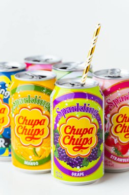Kyiv, Ukrayna - 24 Mayıs 2025: Alkolsüz, farklı aromalı, beyaz arka plandaki teneke kutularda farklı aromalı, alkolsüz Chupa Chups seti. Tropik yaz ferahlatıcı içecek konsepti