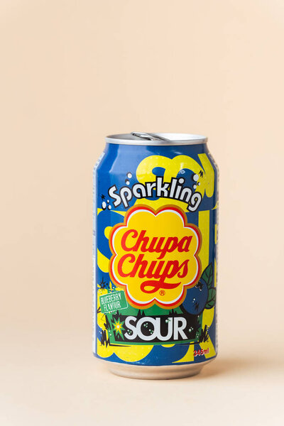 Киев, Украина - 24 мая 2025 года: безалкогольный игристый безалкогольный безалкогольный напиток Chupa Chups со вкусом черники в жестяной банке на бежевом фоне. Тропическая концепция летнего освежающего напитка
