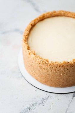 Beyaz mermer arka planda klasik New York Cheesecake manzarasını kapat