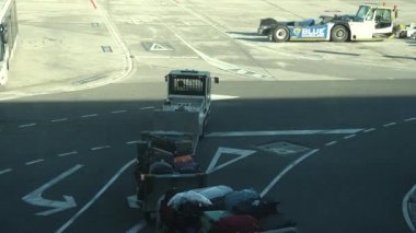 Siyah kumları ve volkanik kayaları olan güzel bir sahil. Okyanus yakınlarındaki tropik tatil köyü manzarası. Playa Jardin, Puerto de la Cruz, Tenerife, İspanya. Dalgalar ağır çekimde siyah kayalara çarpar.