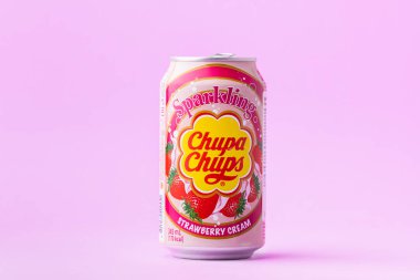 Kyiv, Ukrayna - 19 Temmuz 2025: Chupa Chups alkolsüz köpüksüz çilekli meşrubat menekşe arka planında bir teneke kutuda. Tropik yaz ferahlatıcı içecek konsepti