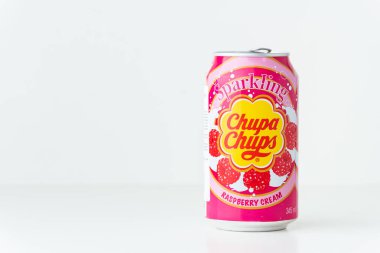 Kyiv, Ukrayna - 24 Mayıs 2025: Chupa Chups alkolsüz köpüksüz ahududu aromalı meşrubat beyaz arka planda bir teneke kutuda. Tropik yaz ferahlatıcı içecek konsepti
