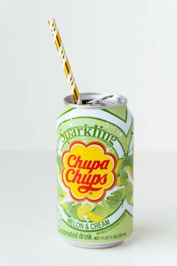 Kyiv, Ukrayna - 24 Mayıs 2025: Chupa Chups alkolsüz köpüksüz kavun aromalı meşrubat beyaz arka planda bir teneke kutuda. Tropik yaz ferahlatıcı içecek konsepti