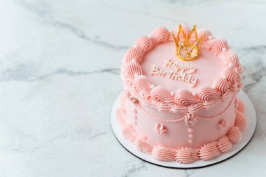 Narin Lambeth tarzı doğum günü pastası pembe kremayla süslenmiş ve beyaz mermer arka planda 