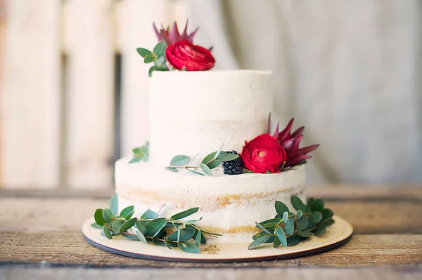 wedding cake and red roses on white plate