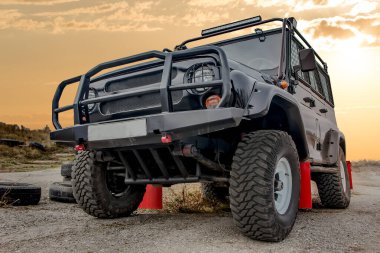 Gökyüzünün arka planında Büyük Tekerlekler üzerindeki off-road arabası
