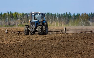 Harrow 'lu traktör Tarla Tarlası Etti