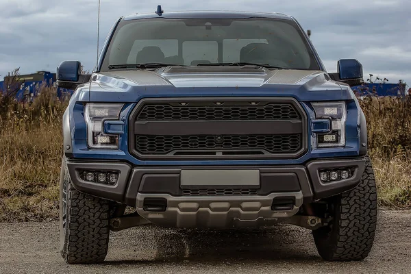 Powerful Handsome Suv Front View Close — Stock Photo, Image