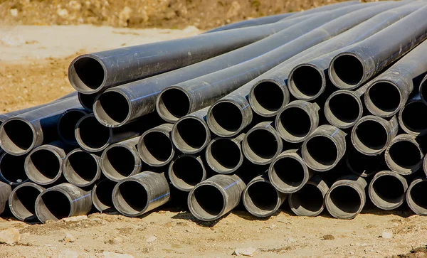 Büyük çaplı siyah plastik su boruları. yakın plan
