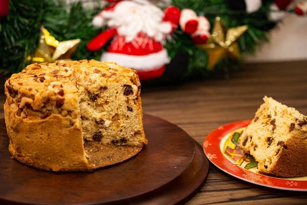 Panettone Frutas Coberto Com Castanhas Placa Madeira Fatia Uma Mesa — Fotografia de Stock