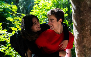 Çiftler ormanın doğasında bir günün tadını çıkarıyorlar.