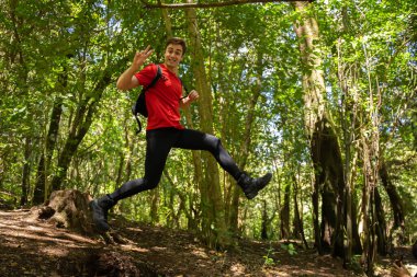 Çiftler ormanın doğasında bir günün tadını çıkarıyorlar.
