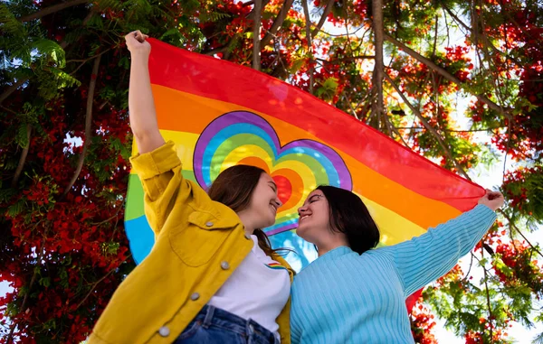 Ragazze Lesbiche Rivendicare Movimento Lgtb Con Una Bandiera Lgtb — Foto Stock