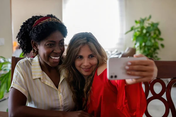 Felice Donne Multirazziali Abbracciare Sorridere Mentre Siede Tavola Prendere Selfie — Foto Stock