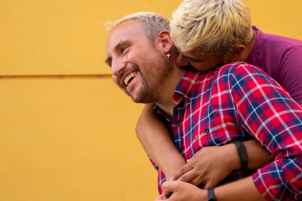 Ξανθός Άντρας Αγκαλιάζει Και Φιλάει Τον Γελαστό Φίλο Του Στο — Φωτογραφία Αρχείου