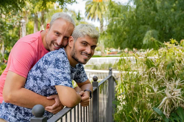Δύο Νεαροί Άνδρες Περπατούν Στο Πάρκο Αγαπώντας Και Αγκαλιάζοντας Και — Φωτογραφία Αρχείου