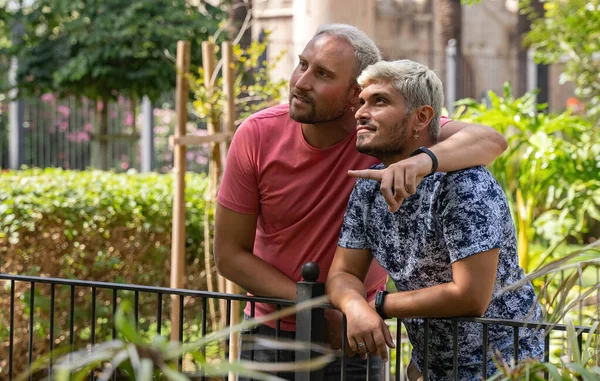 Due Giovani Camminano Nel Parco Amando Abbracciando Guardando Paesaggio — Foto Stock