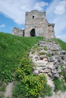 Savunma duvar kalıntıları ve Castle Hill vyizdnoyi kuleleri