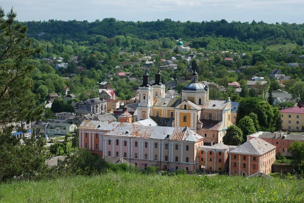 Ancient city in green trees — Stock Fotó