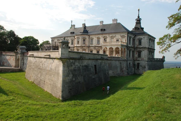 As muralhas defensivas do castelo — Fotografia de Stock