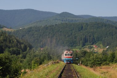 Yüksek dağlar arasında eski tren sürmek