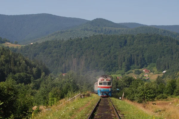 Entre as montanhas altas passeios de trem velhos — Fotografia de Stock