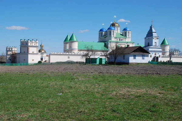 Allmänna uppfattningen av ortodoxa kloster av Ostrog byn Mezhyrich distriktet i Rivne region — Stockfoto