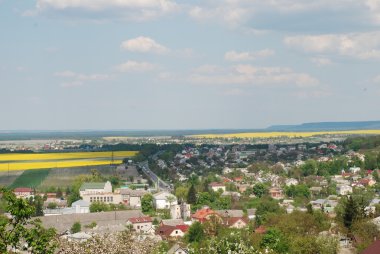 Küçük bir kasabanın kenar mahallelerinin genel manzarası