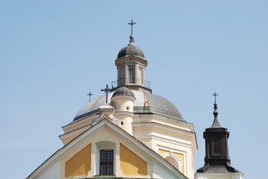 Kubbeleri ve büyük bir kilise haçlar