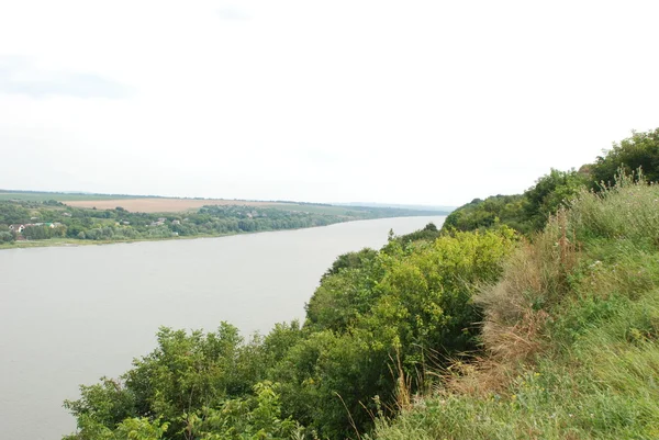 Краєвид Дністра скелі і берегів — стокове фото